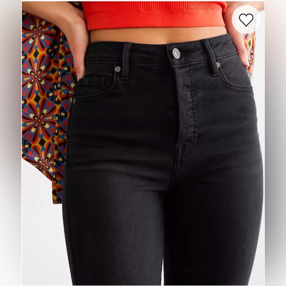 Buckle Hidden High Rise Cropped Black Jeans - Picture 2 of 12